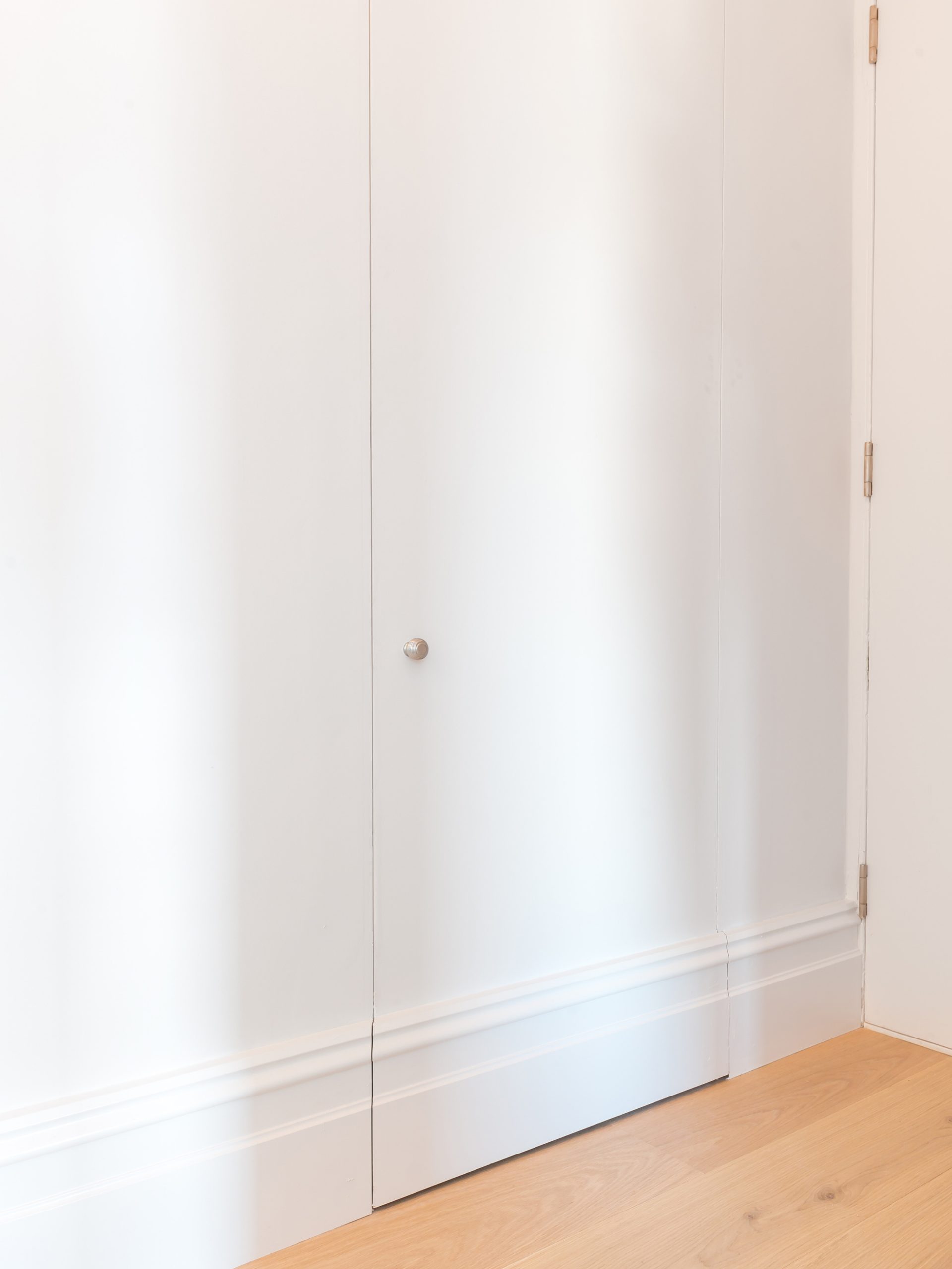 Bloomsbury Apartment - Hallway - Pivot door to cloaks cupboard - Closed