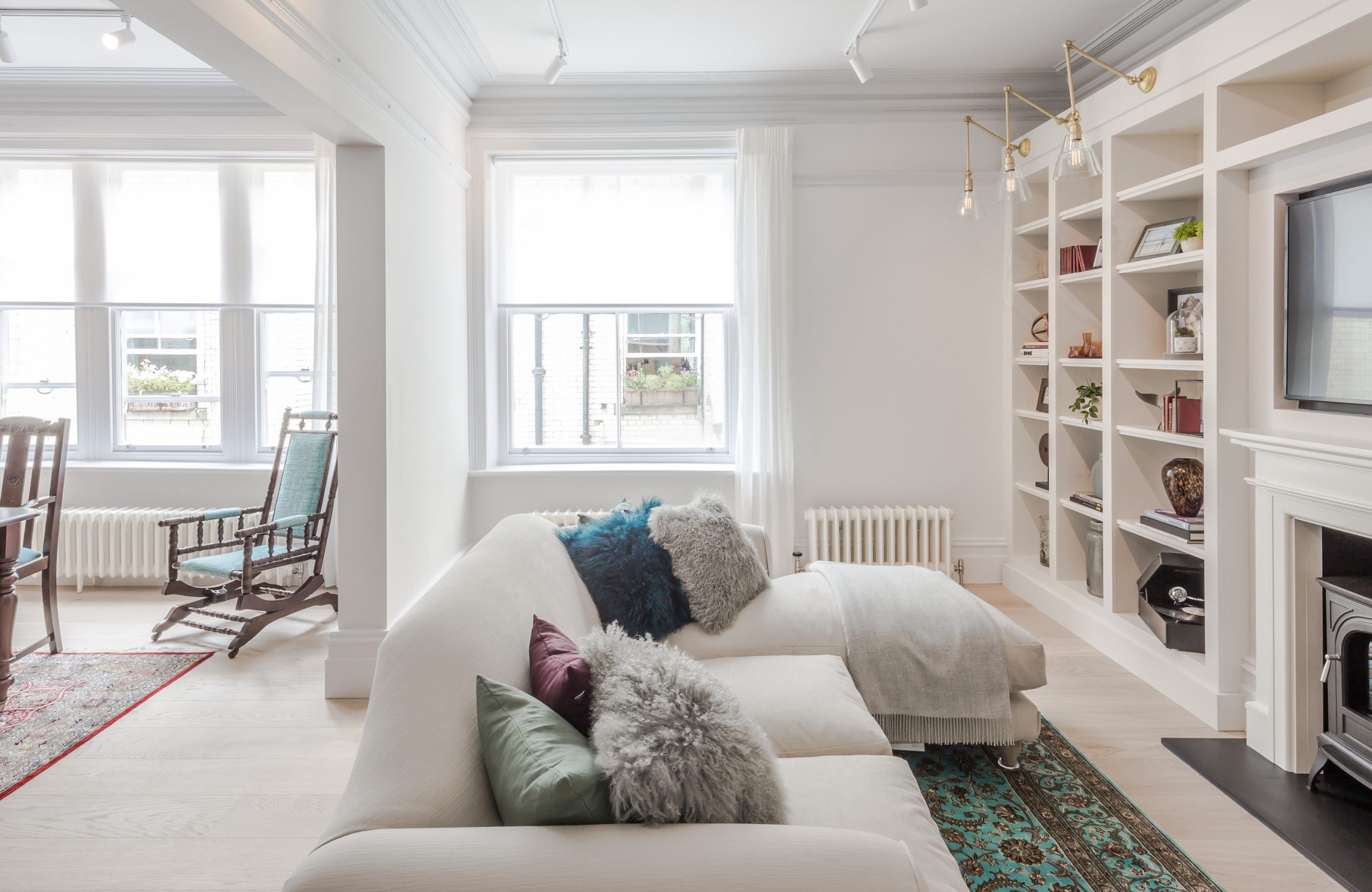 Bloomsbury Apartment - Library - Sofa in neutral tones and bespoke TV joinery unit