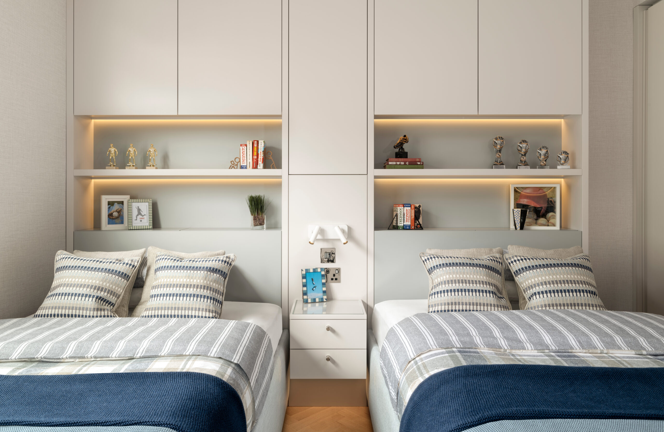 LLI Design - Notting Hill - London - Childrens Bedroom - Bespoke Bed Joinery - Overview - Closed