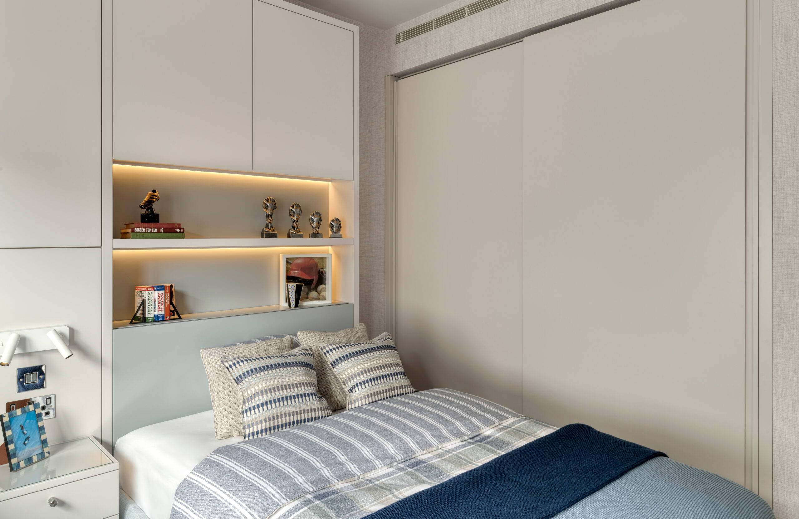 LLI Design - Notting Hill - London - Childrens Bedroom - Bespoke Sliding Door Wardrobe - Closed